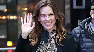 Η Hilary Swank μοιράστηκε το τελευταίο υπερηχογράφημα των διδύμων λίγο πριν γεννήσει