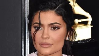 H Kylie Jenner επανακυκλοφόρησε τη σειρά καλλυντικών της με εντελώς νέα σύνθεση