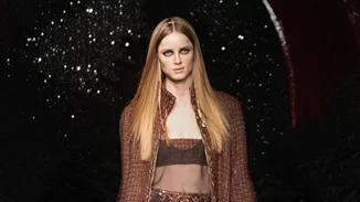 PFW FW '21 | Το δυναμικό comeback των αξεσουάρ μαλλιών που ομορφαίνουν τα χτενίσματά μας