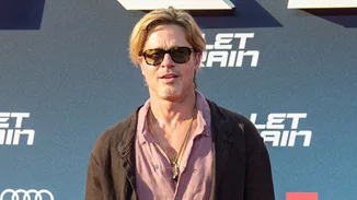 Oh Brad | Ο Brad Pitt εμφανίστηκε με φούστα και είναι ό, τι πιο σέξι είδαμε σήμερα