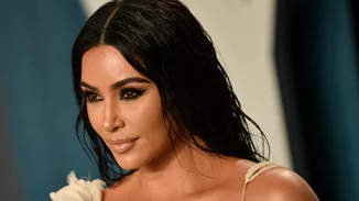 Kim Kardashian | Δεν θα πιστέψεις τον ευρηματικό τρόπο που χρησιμοποίησε για να κάνει κυματιστά τα μαλλιά της