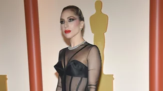Oscars 2023 | Η Lady Gaga σπεύδει να βοηθήσει δημοσιογράφο που έπεσε στα βραβεία