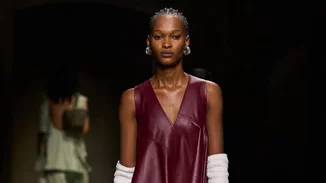 Γλυπτό του Boccioni και δύο ρωμαϊκά του 1ου π.Χ. αιώνα έκλεψαν την παράσταση στο show Bottega Veneta