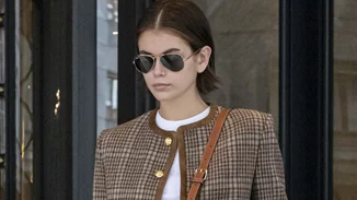H Kaia Gerber με το κούρεμα που την κάνει να μοιάζει με αυθεντική Παριζιάνα