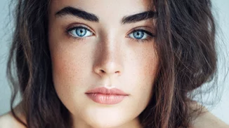 Σπυράκια, θαμπάδα, ξηρότητα | Ξέρουμε γιατί μπορεί να εμφανίζεις (αδικαιολόγητα) ένα από τα παραπάνω συμπτώματα