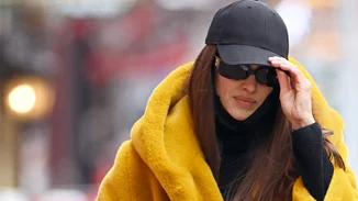 H Irina Shayk με το αξεσουάρ-κλειδί για στιλ στα χιόνια