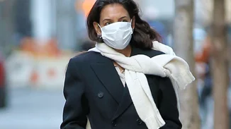 Η Katie Holmes επαναφέρει την πιο αμφιλεγόμενη τάση στο footwear