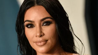 Kim Κardashian | Ο πανεύκολος τρόπος της για να κάνει υπέροχα κυματιστά μαλλιά