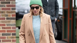 H Sienna Miller έκανε τον πιο έξυπνο συνδυασμό μ' ένα μπεζ σακάκι