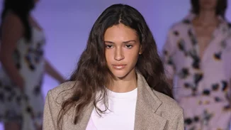 Μακριά μαλλιά που δείχνουν άτονα, χωρίς ζωντάνια; 5 μοντέρνα hairstyles που θα τους δώσουν στιλ στη στιγμή