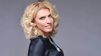 Η Κρινιώ Νικολάου μας μαγεύει με τα καινούργια της τραγούδια και τα παρουσιάζει για ένα μήνα στο LUX Athens!