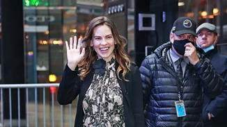 Hilary Swank | Η 48χρονη ηθοποιός είναι έγκυος και μας δείχνει το δικό της θαύμα των Χριστουγέννων