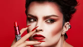 Δημιούργησε αμέτρητους, συναρπαστικούς συνδυασμούς με μόλις τρία special-edition κραγιόν MAC VIVA GLAM x KEITH HARING