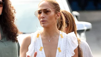 Jennifer Lopez | Φόρεσε ένα μικροσκοπικό μπικίνι στο πιο hot καλοκαιρινό χρώμα