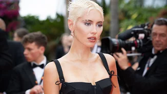 Iris Law | Η 21χρονη κόρη του Jude Law με πολύ ανατρεπτικό beauty look στις Κάννες