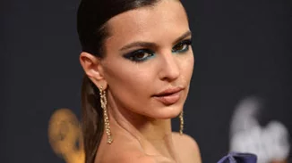 Η Emily Ratajkowski φωτογραφίζεται χωρίς ίχνος μακιγιάζ και είναι υπέροχη