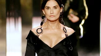 H Demi Moore περπάτησε στο catwalk του οίκου Fendi | Το beauty look της 58χρονης ηθοποιού