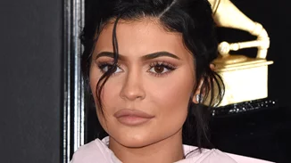 Η Kylie Jenner μάς δείχνει για πρώτη φορά ένα "απλό" μανικιούρ της