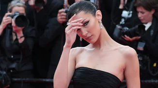 Bella Hadid | Η στιγμή που ανέβηκε γυμνή στην πασαρέλα του Coperni πριν την ψεκάσουν με ένα "υγρό φόρεμα"