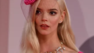 Φεστιβάλ Βενετίας | Η Anya Taylor Joy με το αξεσουάρ μαλλιών που θα "μεταμορφώσει" κάθε χτένισμά σου