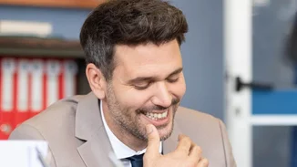 "Παγιδευμένοι" | Ο Μιχάλης Λεβεντογιάννης φωτογραφίζει τη Μάρθα Λαμπίρη Φεντόρουφ να πλέκει στο backstage των γυρισμάτων