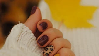 Έχεις κοντά νύχια; Τα φθινοπωρινά χρώματα που μπορείς να κάνεις για να τα αναδείξεις