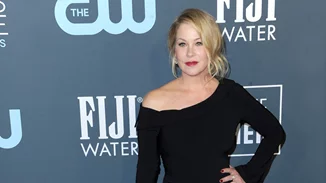 Christina Applegate | Η πρώτη της εμφάνιση σε βραβεία μετά τη διάγνωση με πολλαπλή σκλήρυνση