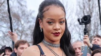 Η σέξι maternity εμφάνιση της Rihanna με εσώρουχα στην επίδειξη του Dior