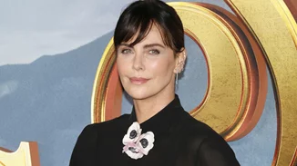 Charlize Theron | Το gothic look της που εμπνεύστηκε από την Αικατερίνη των Μεδίκων