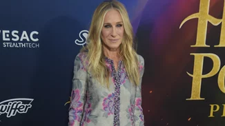 Sarah Jessica Parker | Η σπάνια οικογενειακή εμφάνιση στο μοβ χαλί με τις δίδυμες κόρες της