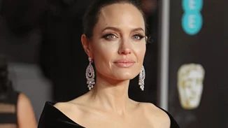 Η Angelina Jolie έγινε ξανθιά και είναι πιο σέξι από ποτέ | Η φωτογραφία με τον νέο της αγαπημένο που κάνει τον γύρο του κόσμου