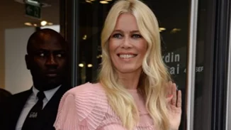 Claudia Schiffer | Ποζάρει στα 51 της με floral μπικίνι στην παραλία
