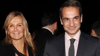 Κυριάκος Μητσοτάκης - Μαρέβα Γκραμπόφσκι Μητσοτάκη | Φωτογραφίζονται στην παραλία μαζί με τα τρία τους παιδιά