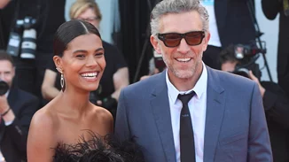 Τίνα Κουνάκει | Η εκθαμβωτική σύζυγος του Βενσάν Κασέλ ποζάρει με την κόρη του Ντέβα, για τα γενέθλιά της