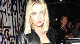Η Ashley Benson άλλαξε το χρώμα των μαλλιών της και είναι σχεδόν αγνώριστη