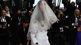 Ραουντάχ Μοχάμεντ | Το καμένο φόρεμα στο κόκκινο χαλί και το δυνατό μήνυμα για τις γυναίκες του Ισλάμ