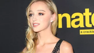 Phoebe Dynevor | Οι χάλκινες curtain bangs της ηθοποιού συνδυάζουν τα δύο απόλυτα hair trends του καλοκαιριού