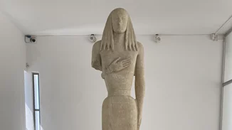 Η Κόρη της Θήρας | Το εντυπωσιακό άγαλμα στο Αρχαιολογικό Μουσείο Θήρας