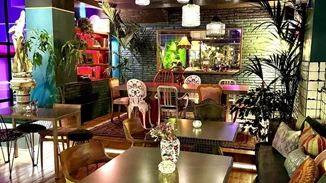 Το Tipsy Mermaid μόλις άνοιξε τις χρωματιστές του πόρτες και σε καλεί να κάνεις "βουτιά" σε γεύσεις και χρώματα γεμάτα όμορφες αντιθέσεις