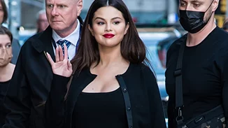 H Selena Gomez σού δείχνει τον τρόπο να τονίσεις το βλέμμα σου μέσα σε 5᾽