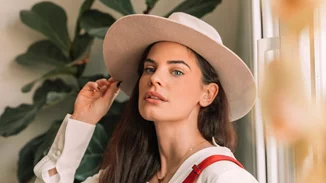 Το κορίτσι του καλοκαιριού | 10 φωτογραφίες της Χριστίνας Μπόμπα με μαγιό, για να μπαίνουμε στο κλίμα