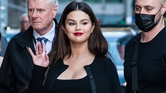 Πώς θα κάνεις ακόμα πιο ενδιαφέρον το κλασικό κόκκινο μανικιούρ; Η Selena Gomez σού δείχνει τον τρόπο