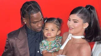 Η οικογένεια της Kylie Jenner (μάλλον) αποκάλυψε το όνομα του μωρού της