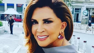 Μιμή Ντενίση | Ποζάρει με μίνι μαύρο φόρεμα στον ολάνθιστο κήπο του εξοχικού της σπιτιού