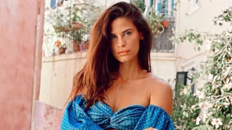 Χριστίνα Μπόμπα | Ποζάρει με κολάν και crop top δείχνοντάς μας τις σέξι καμπύλες του κορμιού της