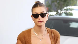 Το προϊόν μακιγιάζ που δεν πρέπει να λείπει από το νεσεσέρ σου φέτος σύμφωνα με την Hailey Bieber