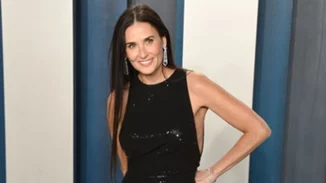 Demi Moore | Στα 58 της πιο εντυπωσιακή από ποτέ και με φημολογούμενο νέο σύντροφο στο πλευρό της