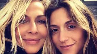 Άννα Βίσση | Σε σπάνια φωτογραφία με την κόρη της, 30 χρόνια πριν - Αγνώριστη η Σοφία Καρβέλα