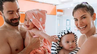 Χριστίνα Μπόμπα | Γενέθλια αγκαλιά με την Αριάνα και τη Φιλίππα - Το τρυφερό βίντεο και οι ευχές του Σάκη Τανιμανίδη