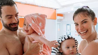 Χριστίνα Μπόμπα - Σάκης Τανιμανίδης | Στη θάλασσα με τις κόρες τους - Το insta story της Αλεξάνδρας Εξαρχοπούλου με ένα από τα μωρά